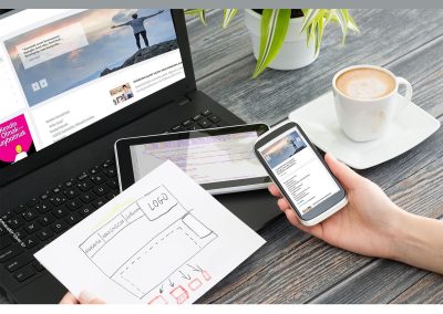 Laptop, telefon ve kahve eşliğinde web tasarım planı – Umur Medya Ajans, freelance web tasarım ve dijital pazarlama hizmetleri